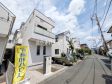 接道状況および現場風景 【世田谷区給田4丁目】幅員5.5mのゆとりある南向き前面道路。開放感と心地よい陽当たりをもたらすロケーション 接道状況および現場風景 【世田谷区給田4丁目】幅員5.5mのゆとりある南向き前面道路。開放感と心地よい陽当たりをもたらすロケーション