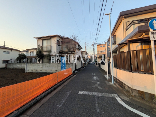 接道状況および現場風景 【杉並区宮前1丁目】一戸建ての多いエリアのため、静かで落ち着いた雰囲気の街並みです。