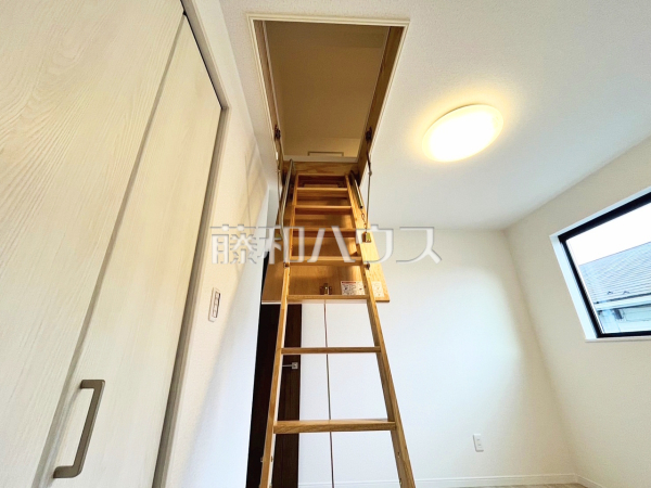 2号棟 小屋裏収納橋子 【日野市多摩平6丁目】 2号棟 小屋裏収納橋子 【日野市多摩平6丁目】