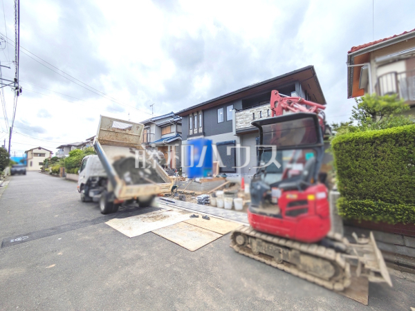 接道状況および現場風景 【八王子市北野台2丁目】順調に工事が進んでいます。実際の街並みの様子が段々見えて参りました。ぜひ実際に現地をご見学下さいませ。 接道状況および現場風景 【八王子市北野台2丁目】順調に工事が進んでいます。実際の街並みの様子が段々見えて参りました。ぜひ実際に現地をご見学下さいませ。