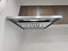レンジフード 【マージュ高幡不動】お手入れのしやすいレンジフードは見た目もスッキリしていて、料理時の油煙やニオイを効率的に外に出せます。 レンジフード 【マージュ高幡不動】お手入れのしやすいレンジフードは見た目もスッキリしていて、料理時の油煙やニオイを効率的に外に出せます。