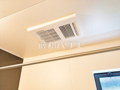 浴室乾燥機(浴室内上部)雨の日の強い味方!浴室換気乾燥機付きユニットバスで洗濯物が乾かせます 浴室乾燥機(浴室内上部)雨の日の強い味方!浴室換気乾燥機付きユニットバスで洗濯物が乾かせます