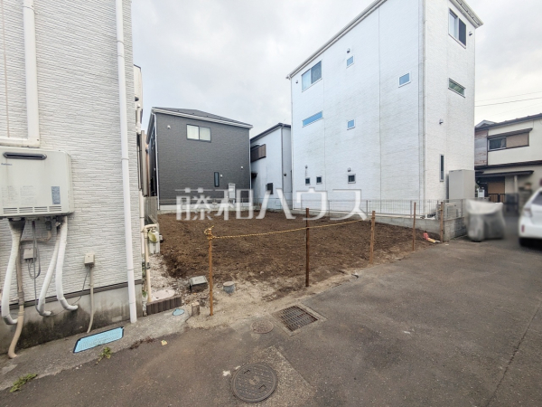 周辺は落ち着いた雰囲気の住宅地です。小さなお子様がいるご家庭も安心です。 【新座市野寺3丁目】 周辺は落ち着いた雰囲気の住宅地です。小さなお子様がいるご家庭も安心です。 【新座市野寺3丁目】
