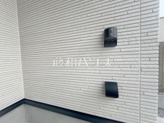 A号棟 EV・PHEV充電用屋外コンセント 【日野市多摩平2丁目】EVおよびPHEV(プラグインハイブリッド車)の充電に使用できます。 A号棟 EV・PHEV充電用屋外コンセント 【日野市多摩平2丁目】EVおよびPHEV(プラグインハイブリッド車)の充電に使用できます。