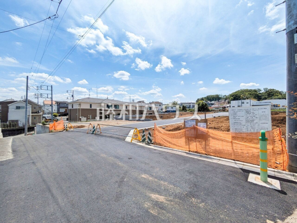 現場風景 【八王子市小宮町】 お住まい探しは、家の良し悪しだけでなく周辺環境も重要なポイントです。ぜひ一度お客様の目でご覧ください。 現場風景 【八王子市小宮町】 お住まい探しは、家の良し悪しだけでなく周辺環境も重要なポイントです。ぜひ一度お客様の目でご覧ください。