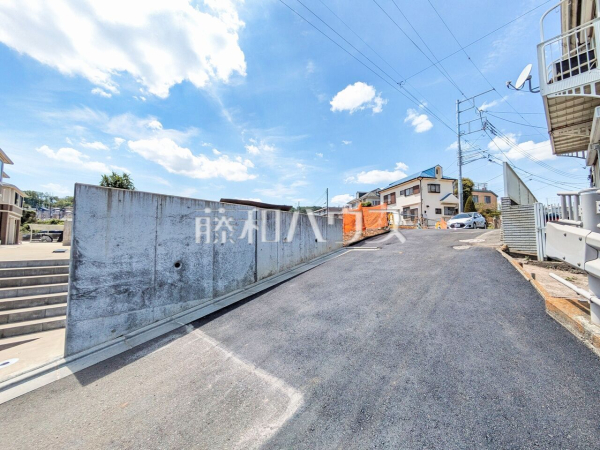 接道状況および現場風景 【八王子市小宮町】 建物のプレゼンをさせていただきますので、実際の完成イメージを思い描いていただくことができます。お気軽にお問合せ下さい。 接道状況および現場風景 【八王子市小宮町】 建物のプレゼンをさせていただきますので、実際の完成イメージを思い描いていただくことができます。お気軽にお問合せ下さい。