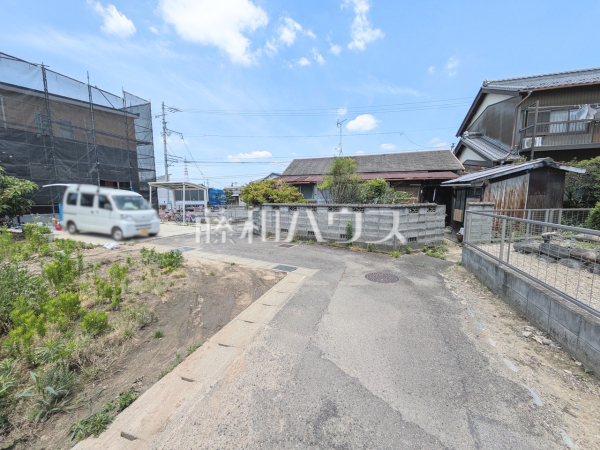 接道状況および現場風景 【小牧市藤島町居屋敷】 接道状況および現場風景 【小牧市藤島町居屋敷】