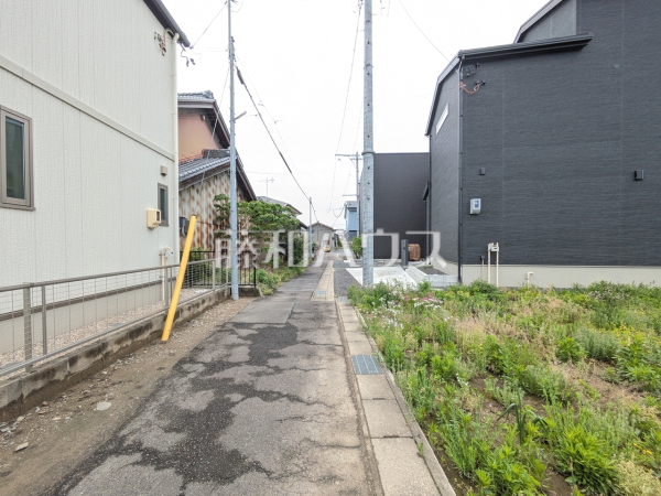 接道状況および現場風景 【小牧市藤島町居屋敷】 接道状況および現場風景 【小牧市藤島町居屋敷】