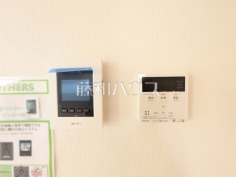 2号棟 TVモニター付きインターホン/給湯機 【福岡市西区今宿2丁目】訪問者がわかるTVモニター付インターホンは、お子様のお留守番にも活躍するかも?!/追焚き機能付きなので、生活時間の違う家族に便利です。 2号棟 TVモニター付きインターホン/給湯機 【福岡市西区今宿2丁目】訪問者がわかるTVモニター付インターホンは、お子様のお留守番にも活躍するかも?!/追焚き機能付きなので、生活時間の違う家族に便利です。