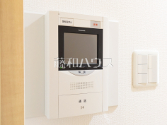 TVモニター付きインターホン 【ラヴィドール志木】TVモニター付きインターホンのため訪問者がひと目で分かります。 TVモニター付きインターホン 【ラヴィドール志木】TVモニター付きインターホンのため訪問者がひと目で分かります。