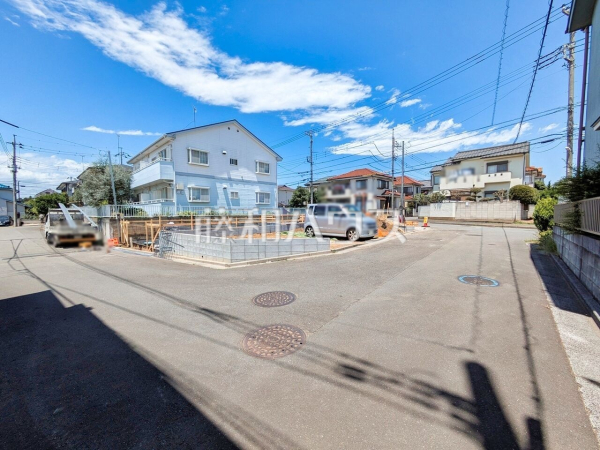 接道状況および現場風景 【東久留米市中央町1丁目】 見学はしたいけど、なかなか時間が取れない・・・そんな方に出勤前や仕事終わりにマイホームを見学できるサポートをいたします。 接道状況および現場風景 【東久留米市中央町1丁目】 見学はしたいけど、なかなか時間が取れない・・・そんな方に出勤前や仕事終わりにマイホームを見学できるサポートをいたします。