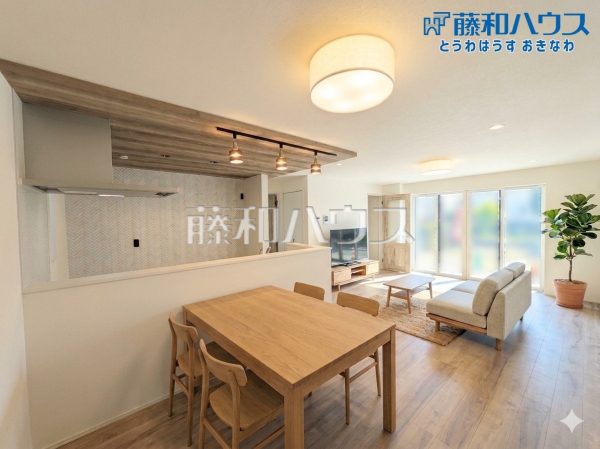 リビング 【西原町字小那覇】 ※画像は実際の室内に家具・調度品をAI(CG)で合成した配置例です。家具・調度品は販売価格に含まれません。また、実際の室内とは色調や質感が異なる場合があります。 リビング 【西原町字小那覇】 ※画像は実際の室内に家具・調度品をAI(CG)で合成した配置例です。家具・調度品は販売価格に含まれません。また、実際の室内とは色調や質感が異なる場合があります。