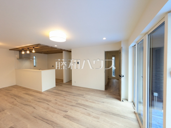 リビング 【西原町字小那覇】 家族が揃って食事できるゆとりある大きさのLDK約18.25帖 リビング 【西原町字小那覇】 家族が揃って食事できるゆとりある大きさのLDK約18.25帖