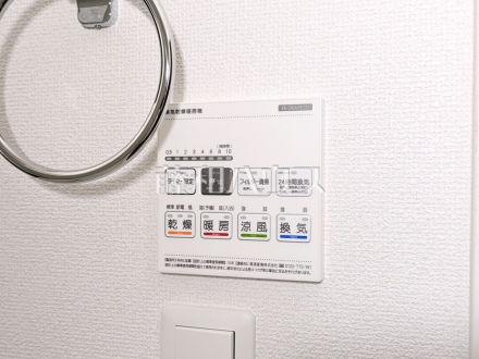3号棟 浴室換気乾燥機 【立川市若葉町3丁目】 換気機能によってバスルーム内のカビの発生を抑制できます。夜間や雨天時の洗濯物の乾燥に便利な乾燥機能も装備。/撮影日2026/09/28