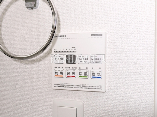 3号棟 浴室換気乾燥機 【立川市若葉町3丁目】 換気機能によってバスルーム内のカビの発生を抑制できます。夜間や雨天時の洗濯物の乾燥に便利な乾燥機能も装備。