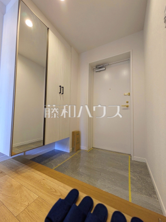 ≪玄関≫お出かけ前の『身だしなみチェック』にかかせない“姿見鏡”も完備されております♪【レクセルマンション府中】 ≪玄関≫お出かけ前の『身だしなみチェック』にかかせない“姿見鏡”も完備されております♪【レクセルマンション府中】