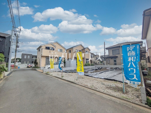 来客用のカースペースや庭付きも、理想を叶える広々としたキャンバス
接道状況および現場風景 【所沢市花園1丁目】