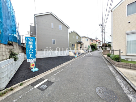 接道状況および現場風景 【東大和市奈良橋6丁目】 見学はしたいけど、なかなか時間が取れない・・・そんな方に出勤前や仕事終わりにマイホームを見学できるサポートをいたします。 /撮影日2026/09/03