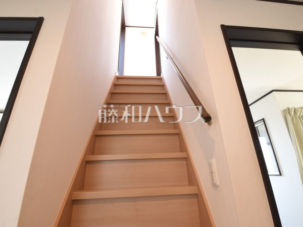 「はしご」じゃないから怖くない。重い荷物もスムーズに運べる固定階段で上がれる小屋裏収納です。
その他内観 【清瀬市中清戸5丁目】 「はしご」じゃないから怖くない。重い荷物もスムーズに運べる固定階段で上がれる小屋裏収納です。
その他内観 【清瀬市中清戸5丁目】
