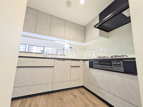 ≪キッチン≫ご家族やお友達とのお食事やティータイムを楽しめる対面キッチン。お食事やお茶の準備をしながらでも、自然と会話の輪が広がります。【エフユニバース】 ≪キッチン≫ご家族やお友達とのお食事やティータイムを楽しめる対面キッチン。お食事やお茶の準備をしながらでも、自然と会話の輪が広がります。【エフユニバース】