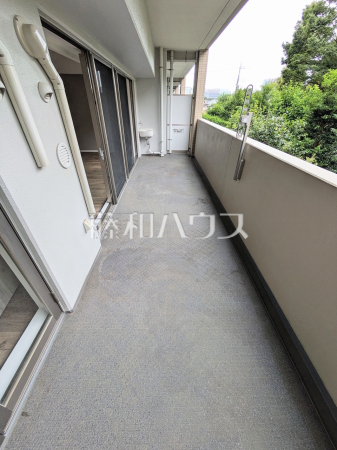 ≪バルコニー≫南向きのバルコニーは日差しもたっぷり注ぎ、お洗濯物もよく乾きます。 【エフユニバース】 ≪バルコニー≫南向きのバルコニーは日差しもたっぷり注ぎ、お洗濯物もよく乾きます。 【エフユニバース】