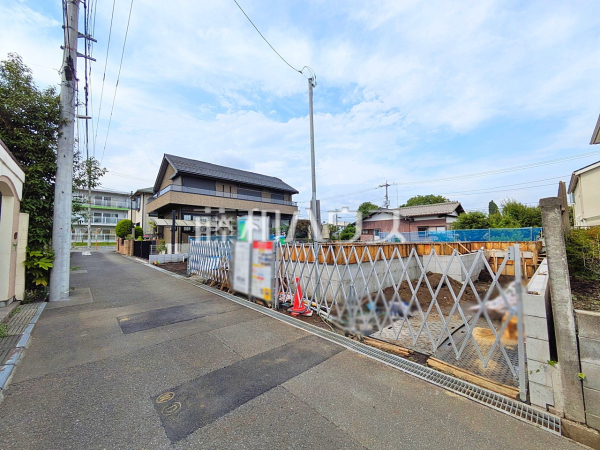接道状況および現場風景 【日野市多摩平3丁目】一戸建ての多いエリアのため、静かで落ち着いた雰囲気の街並みです。 接道状況および現場風景 【日野市多摩平3丁目】一戸建ての多いエリアのため、静かで落ち着いた雰囲気の街並みです。
