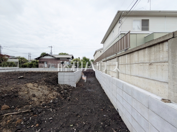 2号棟 現地写真 【日野市多摩平3丁目】道路から奥まった住まいは、車や人通りも気にならずプライバシーの確保された住空間を保つことができます。 2号棟 現地写真 【日野市多摩平3丁目】道路から奥まった住まいは、車や人通りも気にならずプライバシーの確保された住空間を保つことができます。