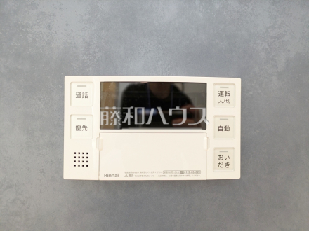 3号棟 スイッチ付シャワーヘッド 【狛江市東野川3丁目】 浴室のシャワーは手元で止水ができるスイッチ付シャワーヘッドにより、さらに節水効果がアップします。/撮影日2026/08/27