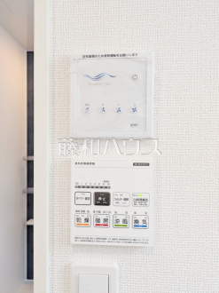 3号棟 ブースターファン(換気扇)リモコン 【狛江市東野川3丁目】 ブースターファンのコントロールパネル 住宅の換気システムを制御するパネル。風量を段階的に調整でき、室内の通風を良好に保ちます。/撮影日2026/08/27