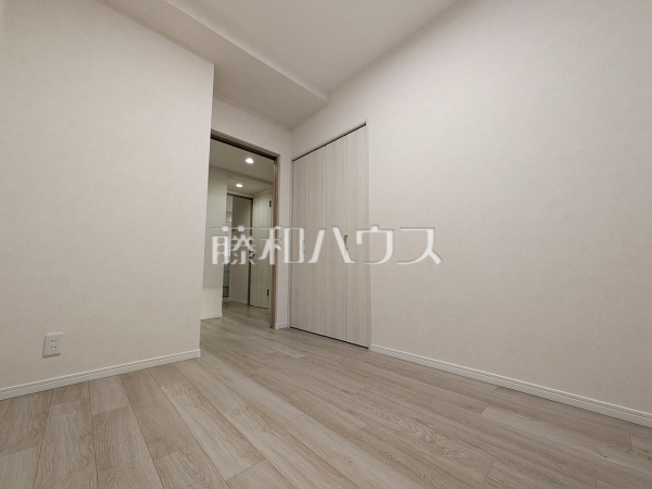 ≪居室≫木目が美しいウッディなフローリングの居室は、穏やかで心安らぐ空間となるでしょう。【西国分寺パークホームズ】 ≪居室≫木目が美しいウッディなフローリングの居室は、穏やかで心安らぐ空間となるでしょう。【西国分寺パークホームズ】