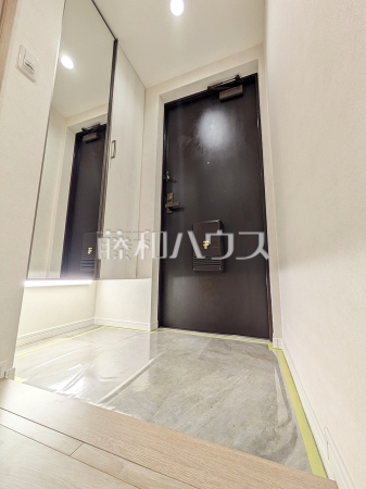 ≪玄関≫お出かけ前の『身だしなみチェック』にかかせない“姿見鏡”も完備されております♪ 【西国分寺パークホームズ】 ≪玄関≫お出かけ前の『身だしなみチェック』にかかせない“姿見鏡”も完備されております♪ 【西国分寺パークホームズ】