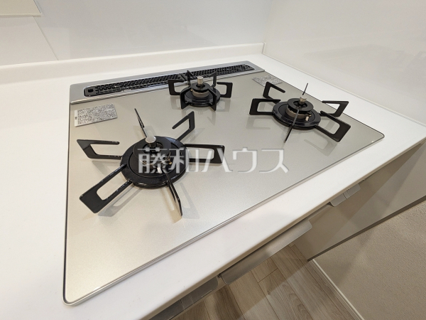 ≪キッチン≫フラットな表面で汚れも拭きとりやすく、お掃除が簡単な3口ガラストップコンロ 【西国分寺パークホームズ】 ≪キッチン≫フラットな表面で汚れも拭きとりやすく、お掃除が簡単な3口ガラストップコンロ 【西国分寺パークホームズ】