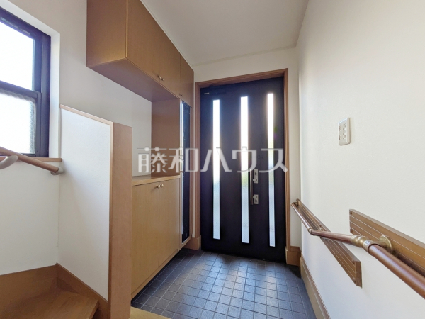 玄関には姿見がございます。身だしなみの最終チェックをして出掛けましょう! 【練馬区南大泉6丁目】 玄関には姿見がございます。身だしなみの最終チェックをして出掛けましょう! 【練馬区南大泉6丁目】
