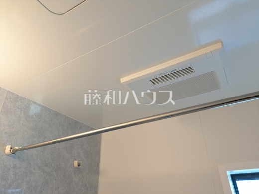 浴室換気乾燥暖房機 換気機能によってバスルーム内のカビの発生を抑制できます。夜間や雨天時の洗濯物の乾燥に便利な乾燥機能も装備。