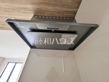 1号棟 レンジフード 【八王子市子安町2丁目】 お手入れのしやすいレンジフードは見た目もスッキリしていて、料理時の油煙やニオイを効率的に外に出せます。/撮影日2026/07/17