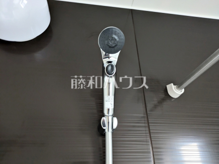 1号棟 スイッチ付シャワーヘッド 【八王子市子安町2丁目】 浴室のシャワーは手元で止水ができるスイッチ付シャワーヘッドにより、さらに節水効果がアップします。/撮影日2026/07/17