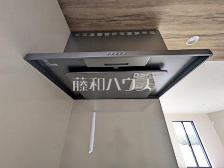2号棟 レンジフード 【八王子市子安町2丁目】 お手入れのしやすいレンジフードは見た目もスッキリしていて、料理時の油煙やニオイを効率的に外に出せます。/撮影日2026/07/17
