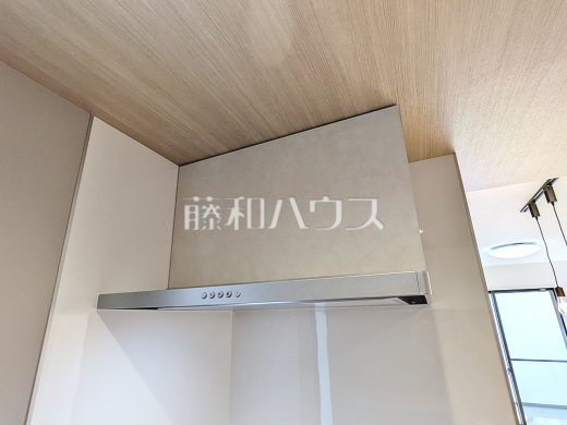2号棟 レンジフード 【武蔵野市桜堤3丁目】 お手入れのしやすいレンジフードは見た目もスッキリしていて、料理時の油煙やニオイを効率的に外に出せます。