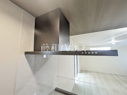 2号棟 レンジフード 【福岡市博多区新和町2丁目】 お手入れのしやすいレンジフードは見た目もスッキリしていて、料理時の油煙やニオイを効率的に外に出せます。