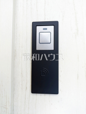 2号棟 玄関ドアのカードキー 【宜野湾市嘉数3丁目】玄関ドアのカードキーは非接触式のため、財布やパスケースにいれたままで施解錠できます! 2号棟 玄関ドアのカードキー 【宜野湾市嘉数3丁目】玄関ドアのカードキーは非接触式のため、財布やパスケースにいれたままで施解錠できます!