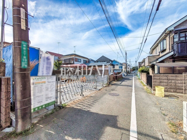 接道状況および現場風景 【国分寺市新町3丁目】 見学はしたいけど、なかなか時間が取れない・・・そんな方に出勤前や仕事終わりにマイホームを見学できるサポートをいたします。 接道状況および現場風景 【国分寺市新町3丁目】 見学はしたいけど、なかなか時間が取れない・・・そんな方に出勤前や仕事終わりにマイホームを見学できるサポートをいたします。