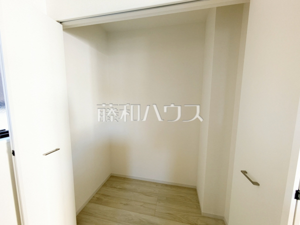 収納 【日野市百草】
全居室、廊下等に収納スペースを設けた、収納重視の間取りとなっています。 収納 【日野市百草】
全居室、廊下等に収納スペースを設けた、収納重視の間取りとなっています。