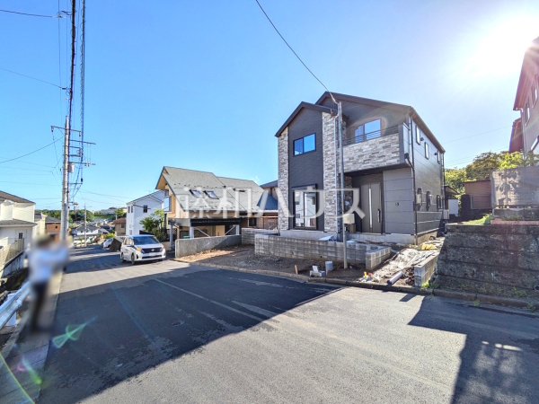 接道状況および現場風景 【日野市百草】
約6m道路面につき車の出し入れも楽々です。 接道状況および現場風景 【日野市百草】
約6m道路面につき車の出し入れも楽々です。