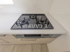 3口ガラストップコンロフラットな表面で汚れも拭きとりやすく、お掃除が簡単な3口ガラストップコンロ 3口ガラストップコンロフラットな表面で汚れも拭きとりやすく、お掃除が簡単な3口ガラストップコンロ