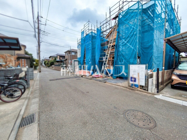 接道状況および現場風景 【東久留米市氷川台2丁目】 見学はしたいけど、なかなか時間が取れない・・・そんな方に出勤前や仕事終わりにマイホームを見学できるサポートをいたします 接道状況および現場風景 【東久留米市氷川台2丁目】 見学はしたいけど、なかなか時間が取れない・・・そんな方に出勤前や仕事終わりにマイホームを見学できるサポートをいたします