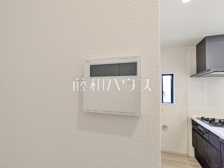3号棟 給湯器リモコン 【三鷹市井口5丁目】 自動お湯張りや追いだき機能など、充実したバスタイムをサポートする設備が整っています。温度調節もボタンひとつで簡単です。/撮影日2026/07/30