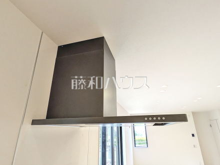 3号棟 レンジフード 【三鷹市井口5丁目】 お手入れのしやすいレンジフードは見た目もスッキリしていて、料理時の油煙やニオイを効率的に外に出せます。/撮影日2026/07/30