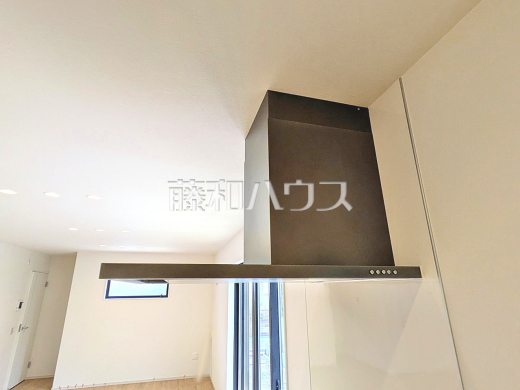 4号棟 レンジフード 【三鷹市井口5丁目】 お手入れのしやすいレンジフードは見た目もスッキリしていて、料理時の油煙やニオイを効率的に外に出せます。
