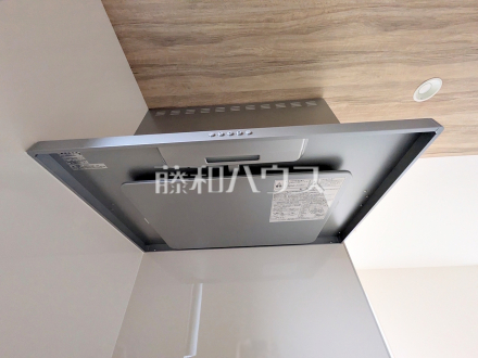3号棟 レンジフード 【日野市日野台2丁目】 お手入れのしやすいレンジフードは見た目もスッキリしていて、料理時の油煙やニオイを効率的に外に出せます。/撮影日2026/10/29