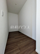 ウォークインクローゼットがあるので、お洋服等がたくさん収納できて便利です。 【練馬区南大泉4丁目】 ウォークインクローゼットがあるので、お洋服等がたくさん収納できて便利です。 【練馬区南大泉4丁目】